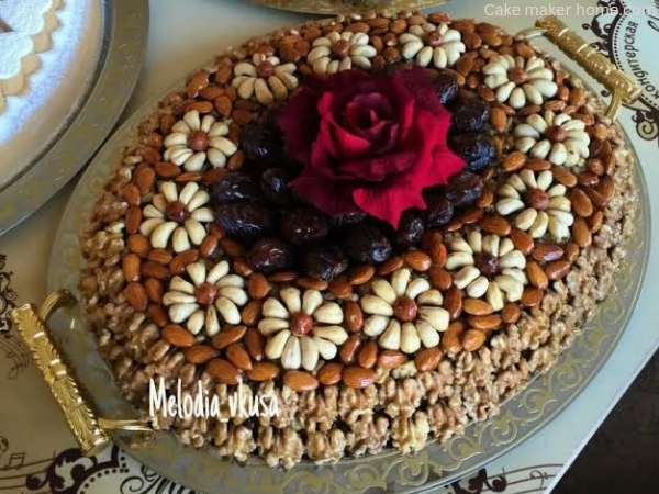 Decorating Cakes With Dried Fruit 