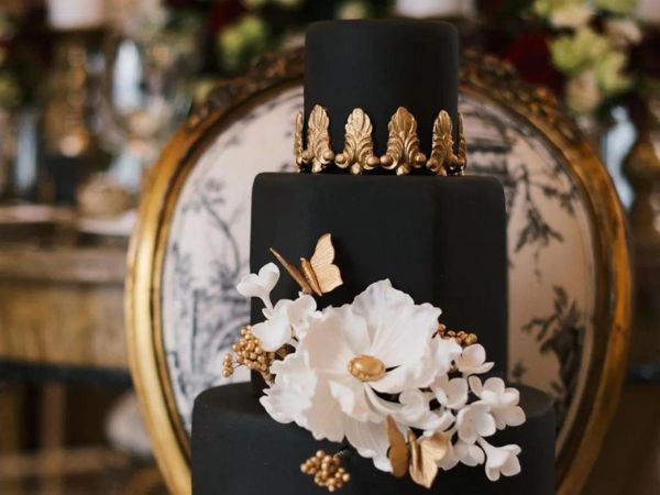 Glamorous Black and Gold Wedding Cake || Romantic Wedding Cakes