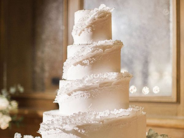 Snowy Winter Wedding Cake || Romantic Wedding Cakes