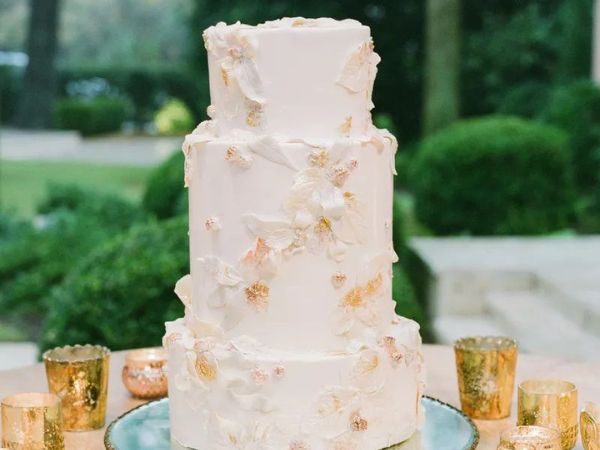 Elegant Gold Leaf Wedding Cake || Romantic Wedding Cakes