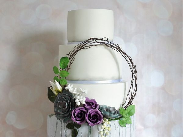 Floral Wreath Wedding Cake || Romantic Wedding Cakes