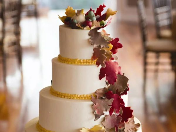 Autumn Leaves Wedding Cake || Romantic Wedding Cakes
